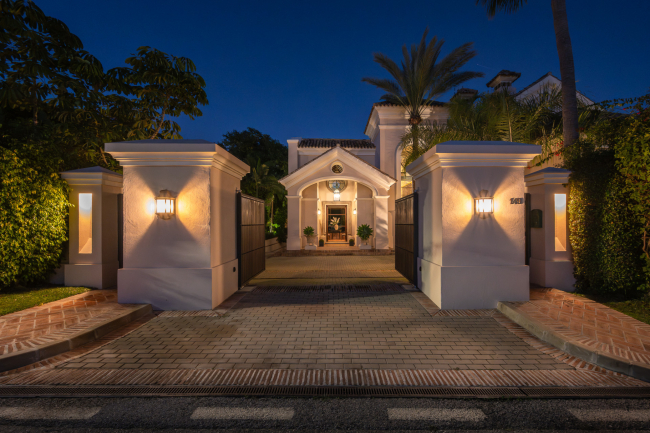 Stunning luxury mansion in Guadalmina Baja for rent, Marbella