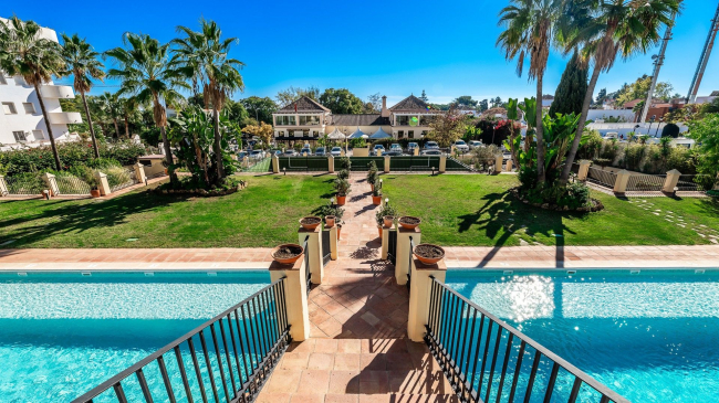 Delvis frittstående hus til salgs i Marbella Golden Mile