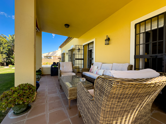 Andalucian Villa in Duquesa with panoramic golf views!