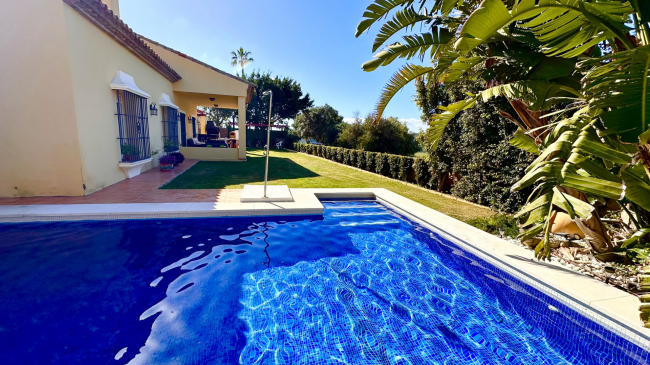 Andalucian Villa in Duquesa with panoramic golf views!
