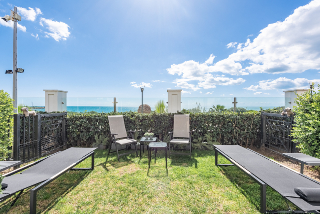 Beachfront apartment in the prestigious Doncella Beach next to Playa Cristo in Estepona!