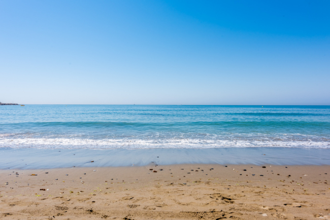 Beachfront apartment in the prestigious Doncella Beach next to Playa Cristo in Estepona!
