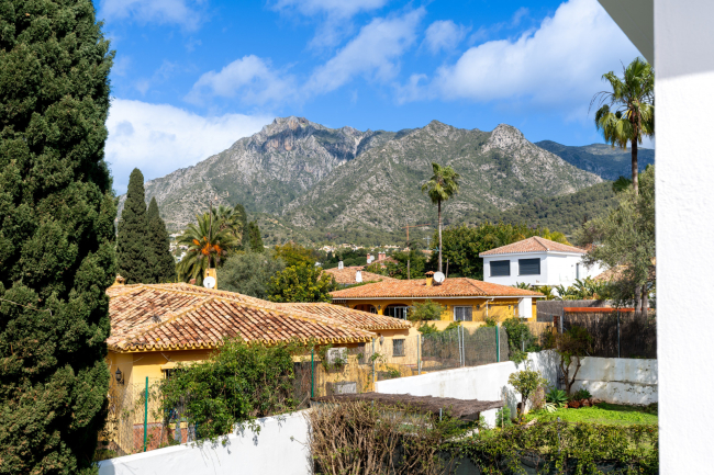 Exclusive luxury villa in Valdeolletas, Marbella, with stunning views of the sea and La Concha mountain. Set on a double plot of over 990 m², it features 6 bedrooms, 3 bathrooms, a private pool.