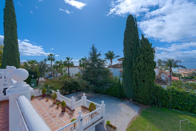 Exclusive luxury villa in Valdeolletas, Marbella, with stunning views of the sea and La Concha mountain. Set on a double plot of over 990 m², it features 6 bedrooms, 3 bathrooms, a private pool.