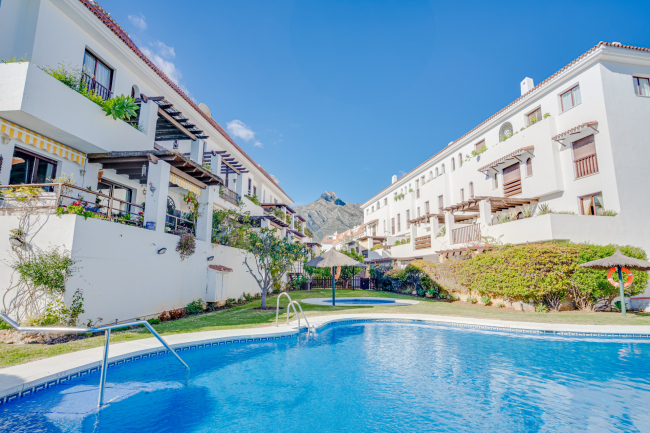 Beautiful apartment in the gated and well-established community Coto Real, Marbella