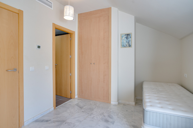 Impressive three bedroom townhouse in a residential community of Riviera Del Sol