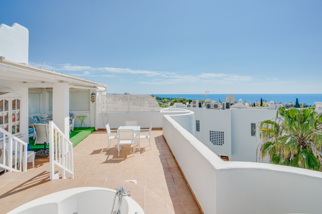 Traditional two bedroom, duplex penthouse in the well-known and gated community Marbella Real with sea views