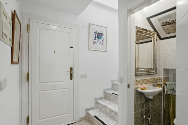 Traditional two bedroom, duplex penthouse in the well-known and gated community Marbella Real with sea views