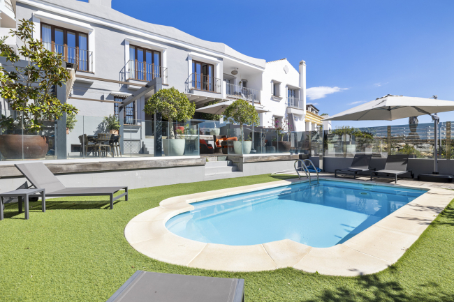 Rymligt halvt fristående hus med pool och sydvästra utsikt i Marbella premiumområde