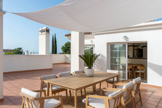 Stunning 2-level penthouse just minutes from the beach & 500m from Rio Real Golf.