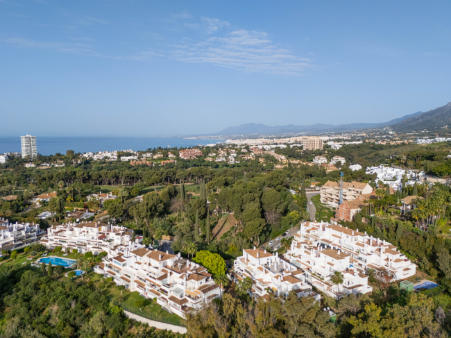 Stunning 2-level penthouse just minutes from the beach & 500m from Rio Real Golf.