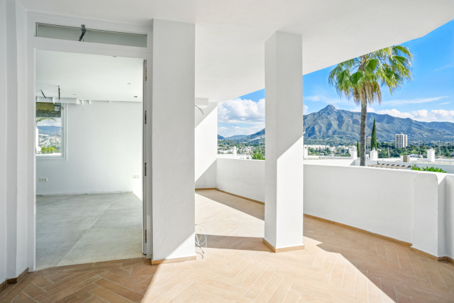 Vakkert reformert to soverom leilighet i den gated community av Jardines de Andalucía, Nueva Andalucia