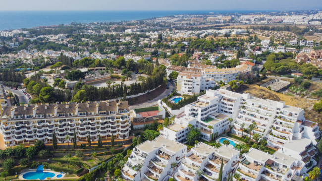 Vakkert reformert to soverom leilighet i den gated community av Jardines de Andalucía, Nueva Andalucia