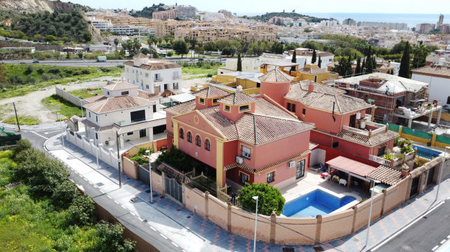 An impressive villa is for sale just a 5-minute drive from the beautiful Los Boliches beach, Mijas Costa.