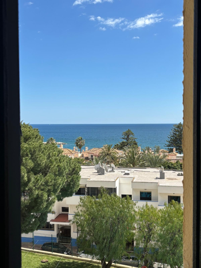 Rymlig lägenhet med panoramautsikt över havet i hamnen i Estepona!