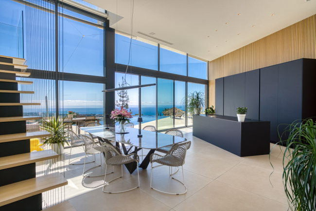 Enastående, fem sovrum Villa ligger i Altos de Los Monteros med panoramautsikt över havet