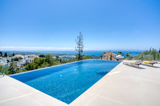 Enastående, fem sovrum Villa ligger i Altos de Los Monteros med panoramautsikt över havet