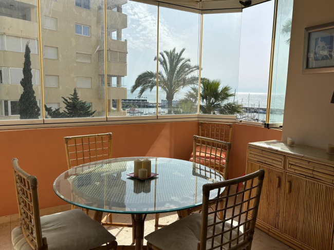 Rymlig lägenhet med havsutsikt i småbåtshamnen i Estepona.