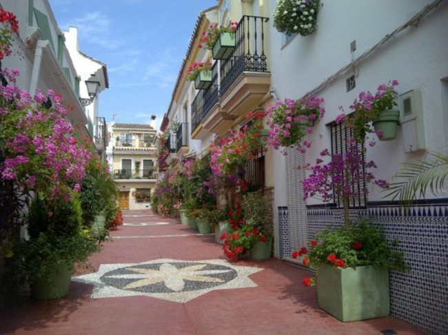 Rymlig lägenhet med havsutsikt i småbåtshamnen i Estepona.