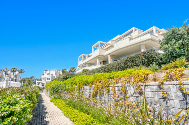 Luksuriøs fire-roms duplex penthouse, frontlinjestrand som ligger i et strandsamfunn på Marbellas prestisjetunge New Golden Mile med havutsikt