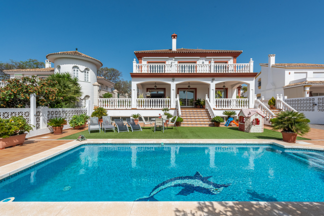 Elegant Villa in central San Pedro! With 3 separate apartments and garage for 10 cars.
