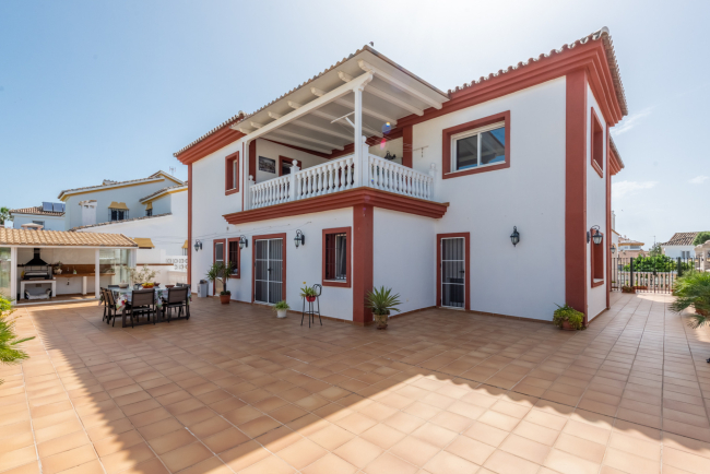 Elegant villa i sentrale San Pedro! Med 3 separate leiligheter og garasje for 10 biler.