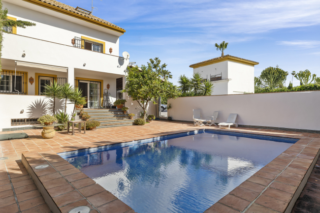 Charmig andalusisk radhus i Tiro de Pichón, San Pedro de Alcántara