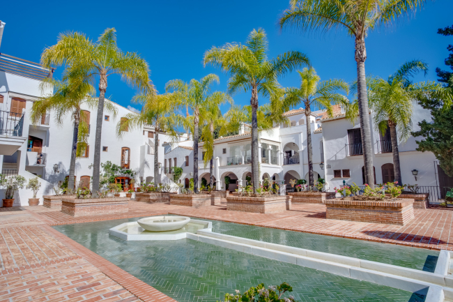 Lovely two bedroom ground floor apartment in the exceptional gated community of Señorio de Marbella, on Marbella´s Golden Mile