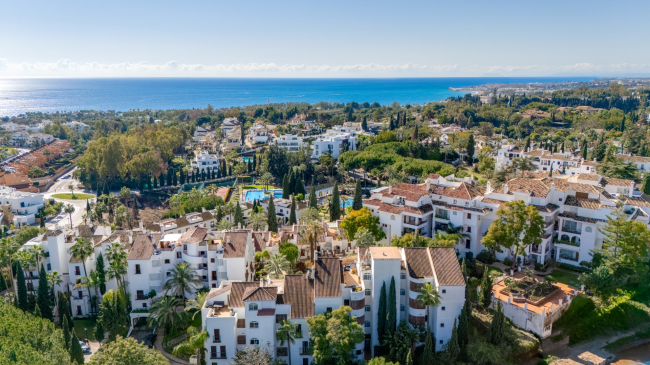 Nice to soverom 1. etasje leilighet i den eksepsjonelle gated community av Señorio de Marbella, på Marbella Golden Mile
