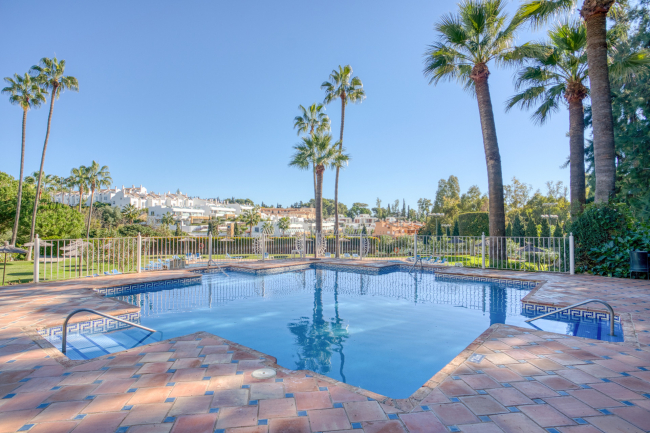 Nice to soverom 1. etasje leilighet i den eksepsjonelle gated community av Señorio de Marbella, på Marbella Golden Mile