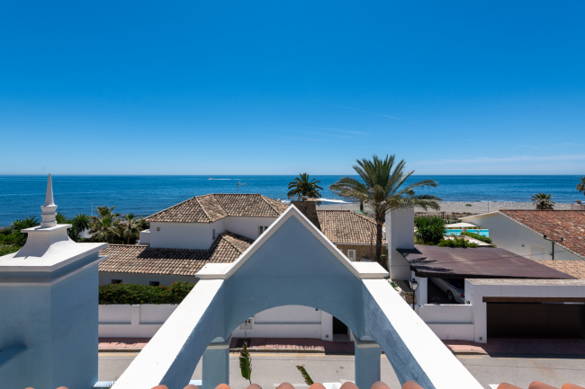 STUNNING LUXUARY HOUSE WITH PANORAMIC SEA VIEWS- BEACHFRONT URBANIZATION IN MARBELLA