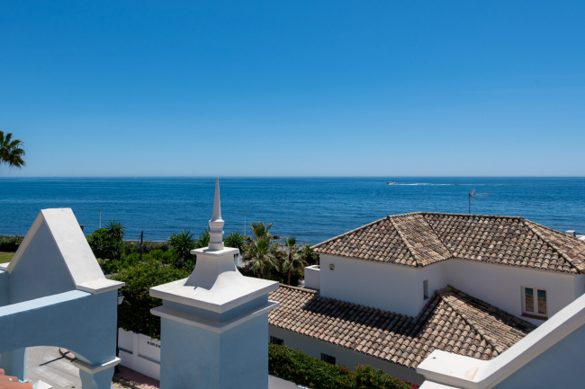 STUNNING LUXUARY HOUSE WITH PANORAMIC SEA VIEWS- BEACHFRONT URBANIZATION IN MARBELLA