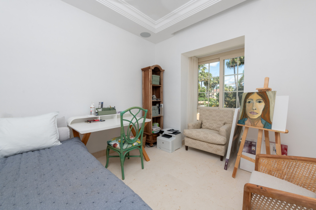 STUNNING LUXUARY HOUSE WITH PANORAMIC SEA VIEWS- BEACHFRONT URBANIZATION IN MARBELLA
