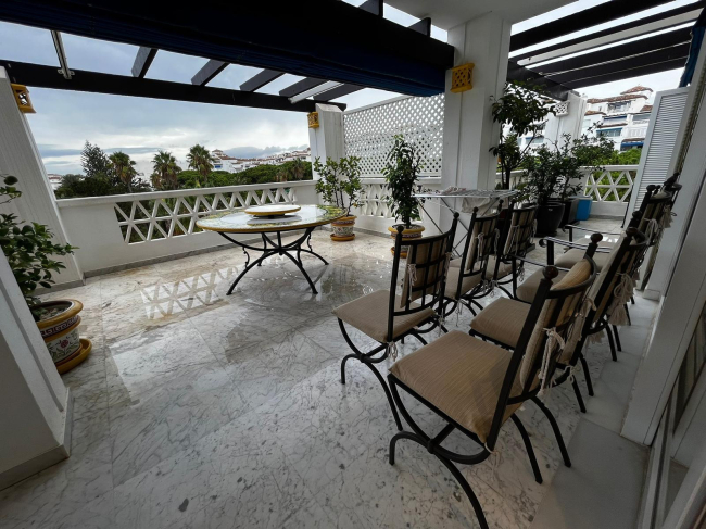 Luxurious Five-Bedroom Beachfront Apartment in Puerto Banús, Marbella