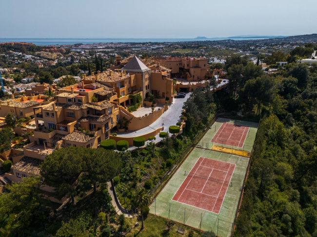 Exquisite Four-Bedroom Luxury Apartment in La Cerquilla, Nueva Andalucia