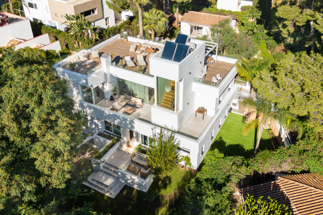 Moderne, sørvendt seks soverom villa med havutsikt beliggende i Nueva Andalucia, Marbella