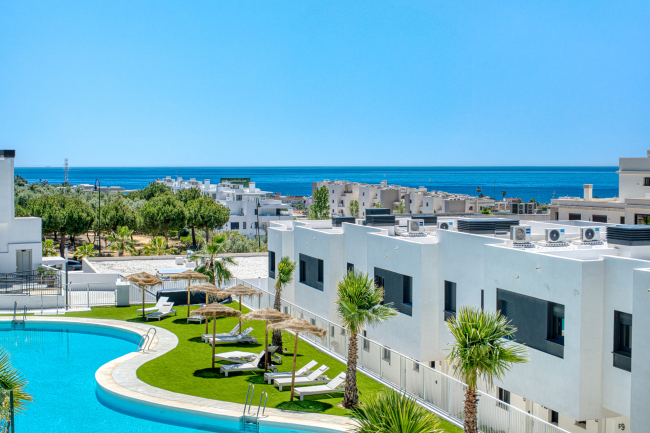 Vakkert utpekt tre soverom byhus, som ligger i den eksklusive Cala Serena Village i hjertet av La Cala de Mijas