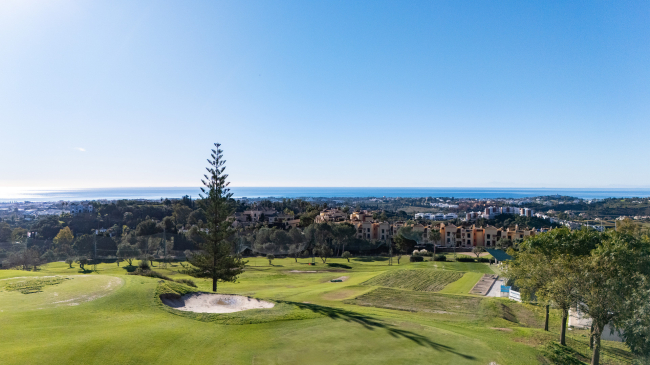 Nestled exceptional detached villa in Los Arqueros Golf.