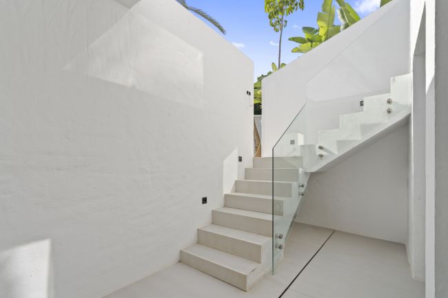 Luxury Semidetached VillaS or Duplex Ground Floor apartments and Duplex Penthouses in El Paraíso, ESTEPONA