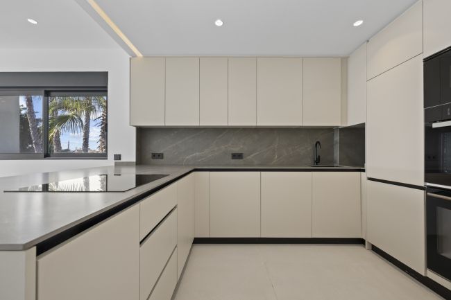 Luxury Semidetached VillaS or Duplex Ground Floor apartments and Duplex Penthouses in El Paraíso, ESTEPONA