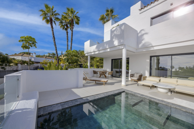 Luxury Semidetached VillaS or Duplex Ground Floor apartments and Duplex Penthouses in El Paraíso, ESTEPONA